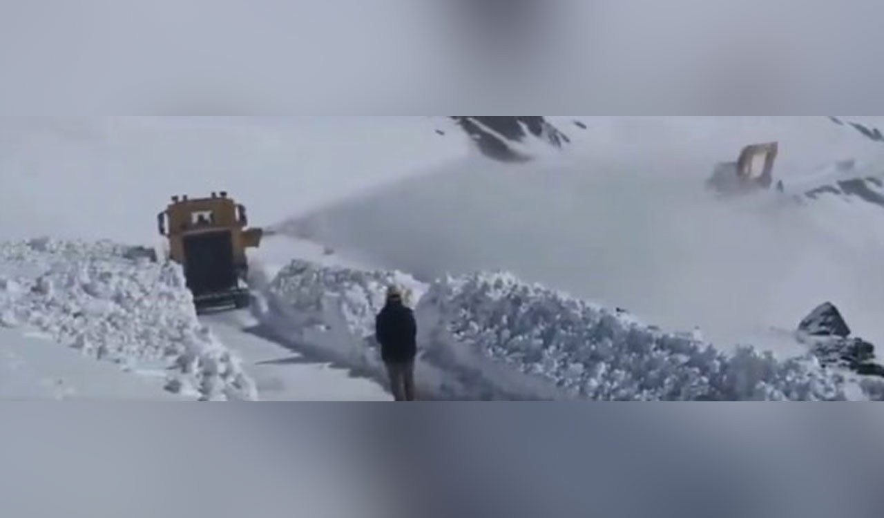Rescue operation saves 22 vehicles stranded on Bandipora-Gurez road