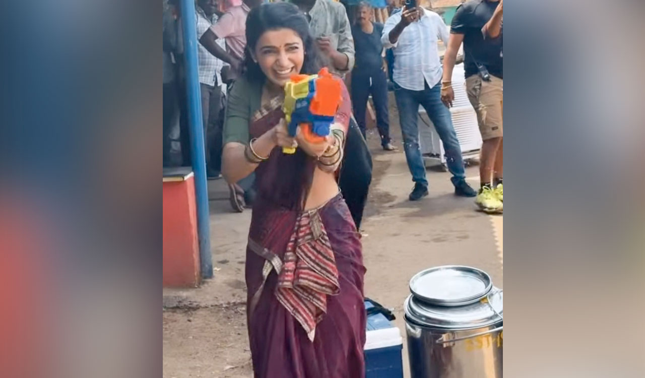 Sam celebrates Holi on sets of ‘Maa Inti Bangaaram’