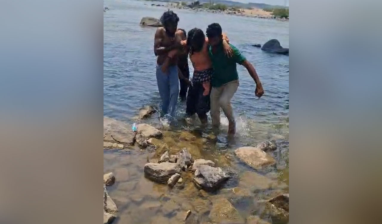 Woman carrying her child jumps into Godavari, survives