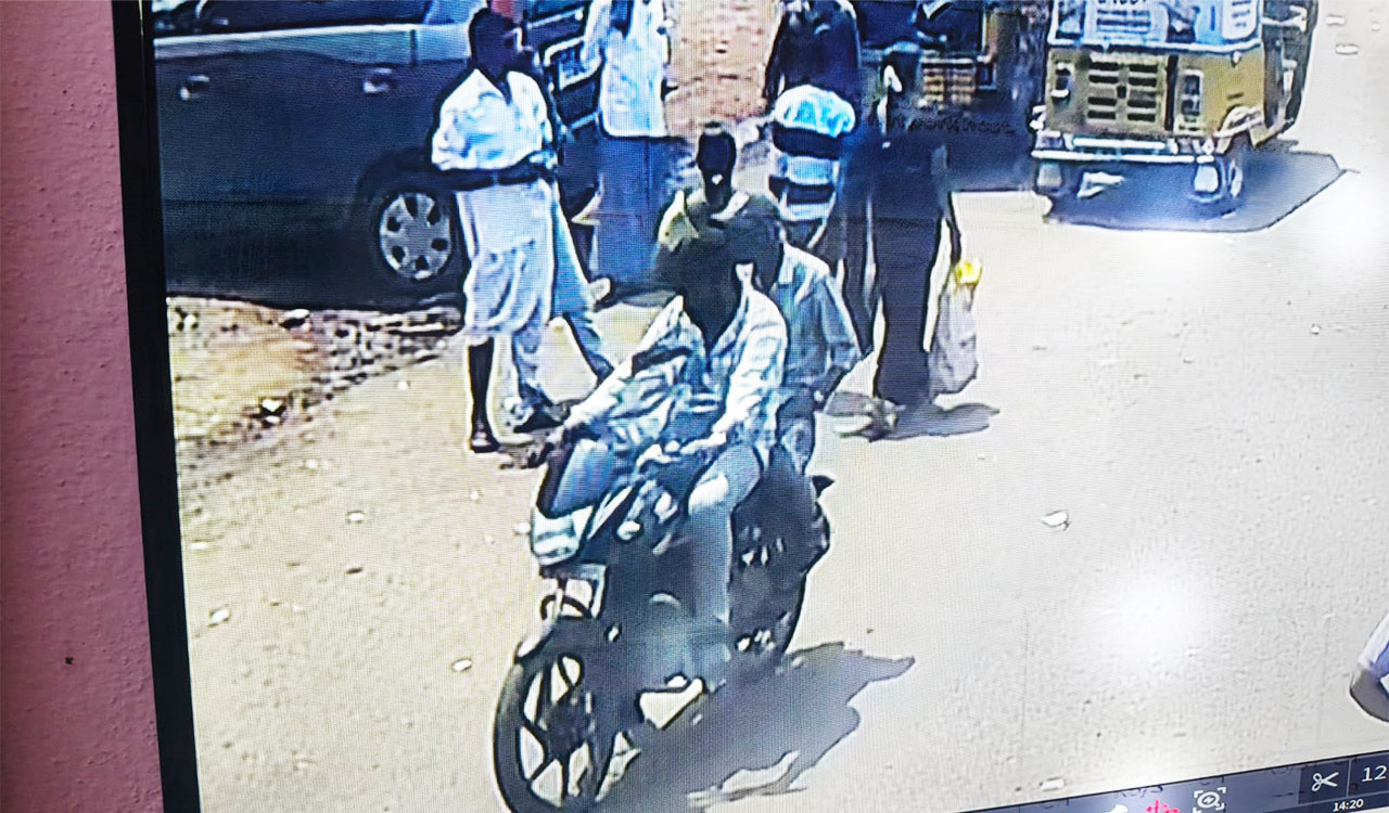 Rs 8 lakh stolen from moped at Zaheerabad Tahsildar’s office