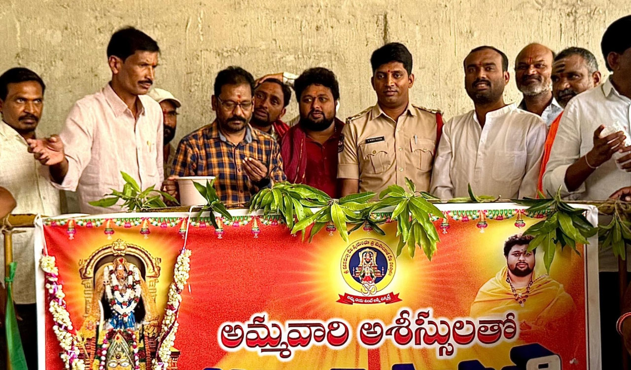 Temple priest opens porridge centre for villagers and travellers in  Asifabad