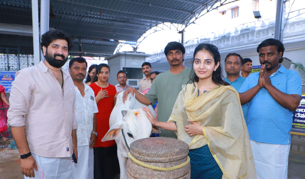 Telugu actress Anany Nagalla visits Vemulawada temple