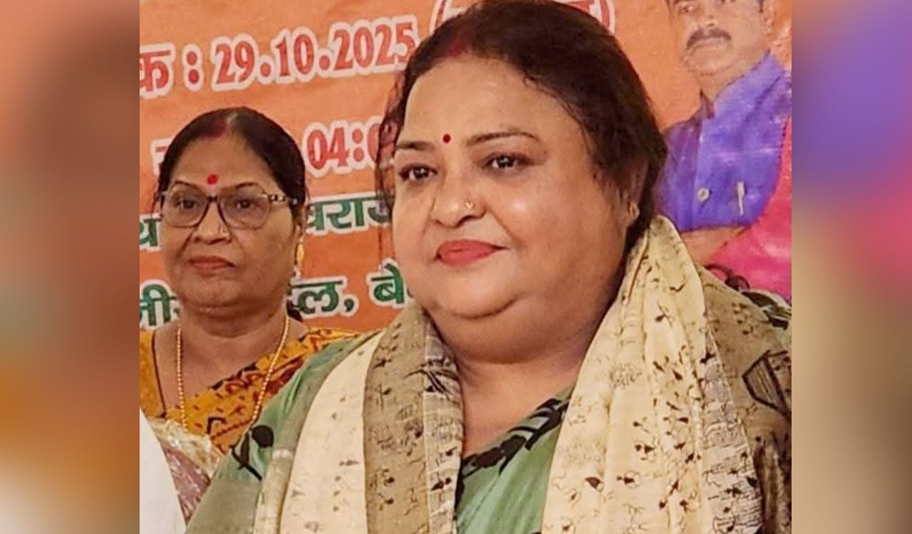 BJP’s Bahraich MLA Anupama Jaiswal sustains minor burns while igniting effigy during protest