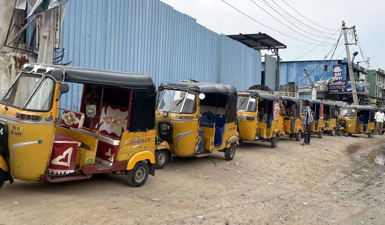 Hyderabad: Auto drivers protest LPG shortage, traffic disrupted on Sagar Highway near LB Nagar