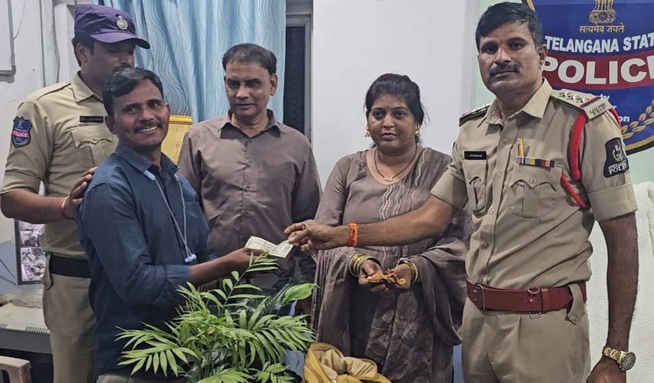 Honest Hyderabad autorickshaw driver returns 6.5 tola gold, cash forgotten by passenger