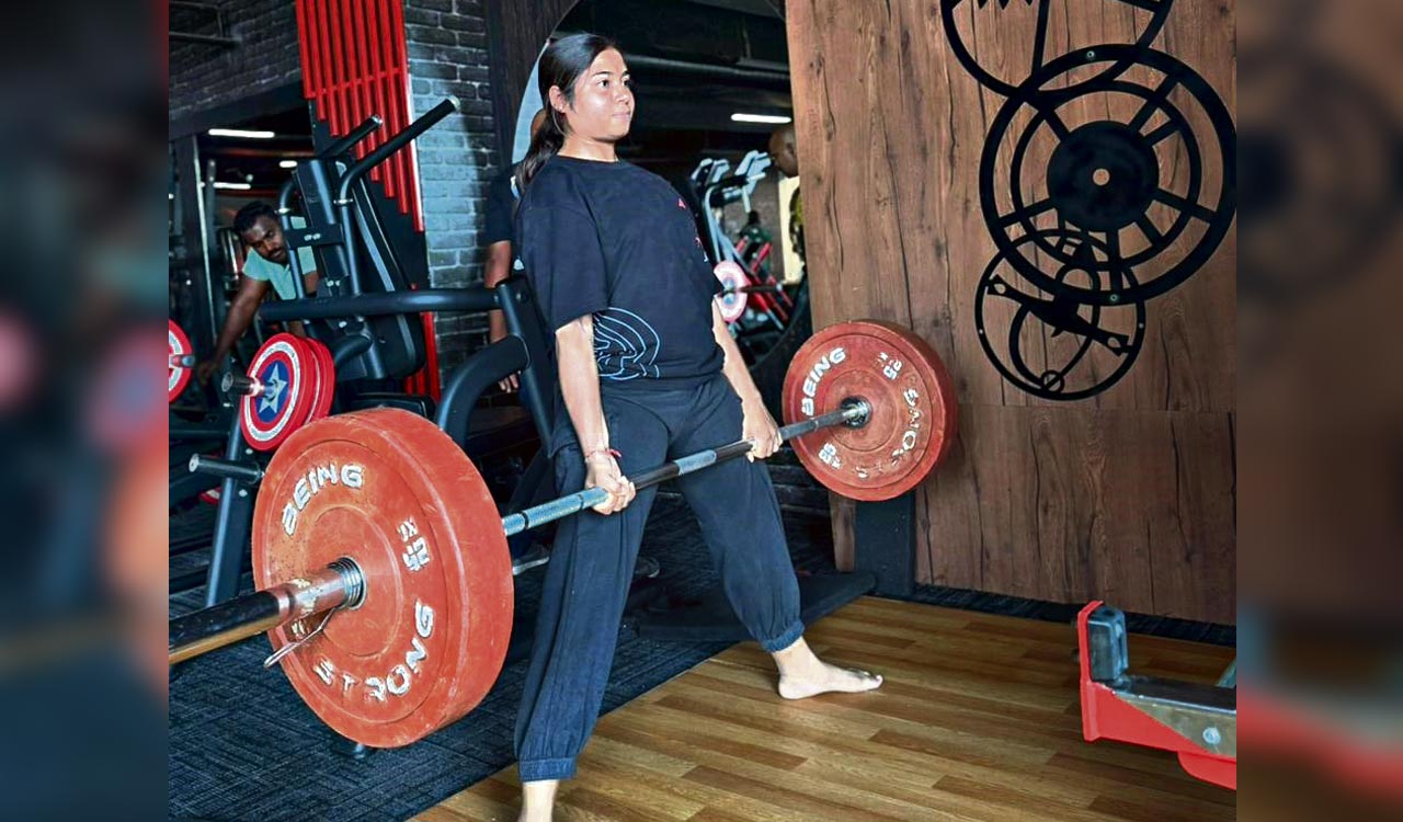 Ayushi Prajapati qualifies for nationals after state powerlifting win