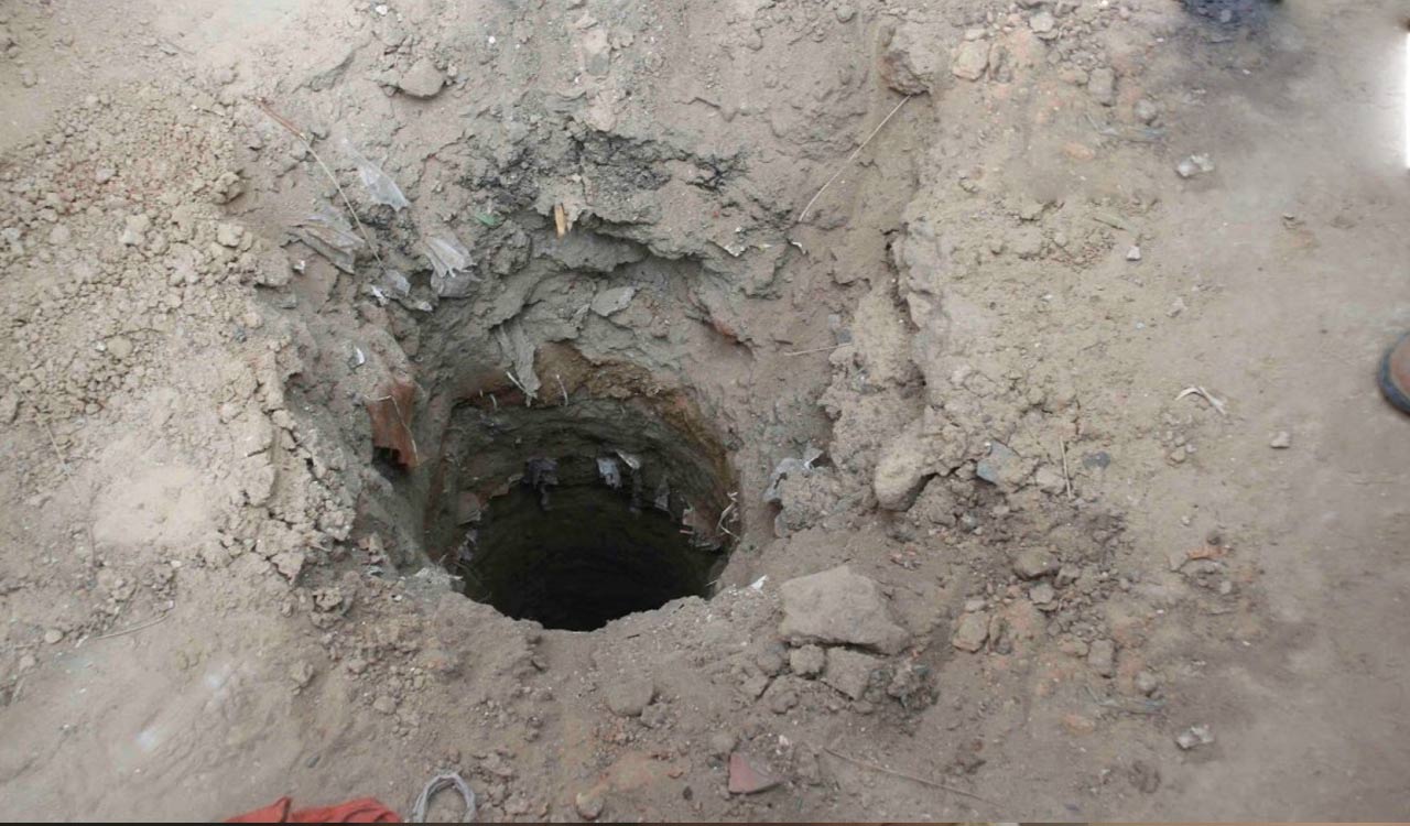 MP: Efforts to rescue toddler trapped in borewell hit stumbling block