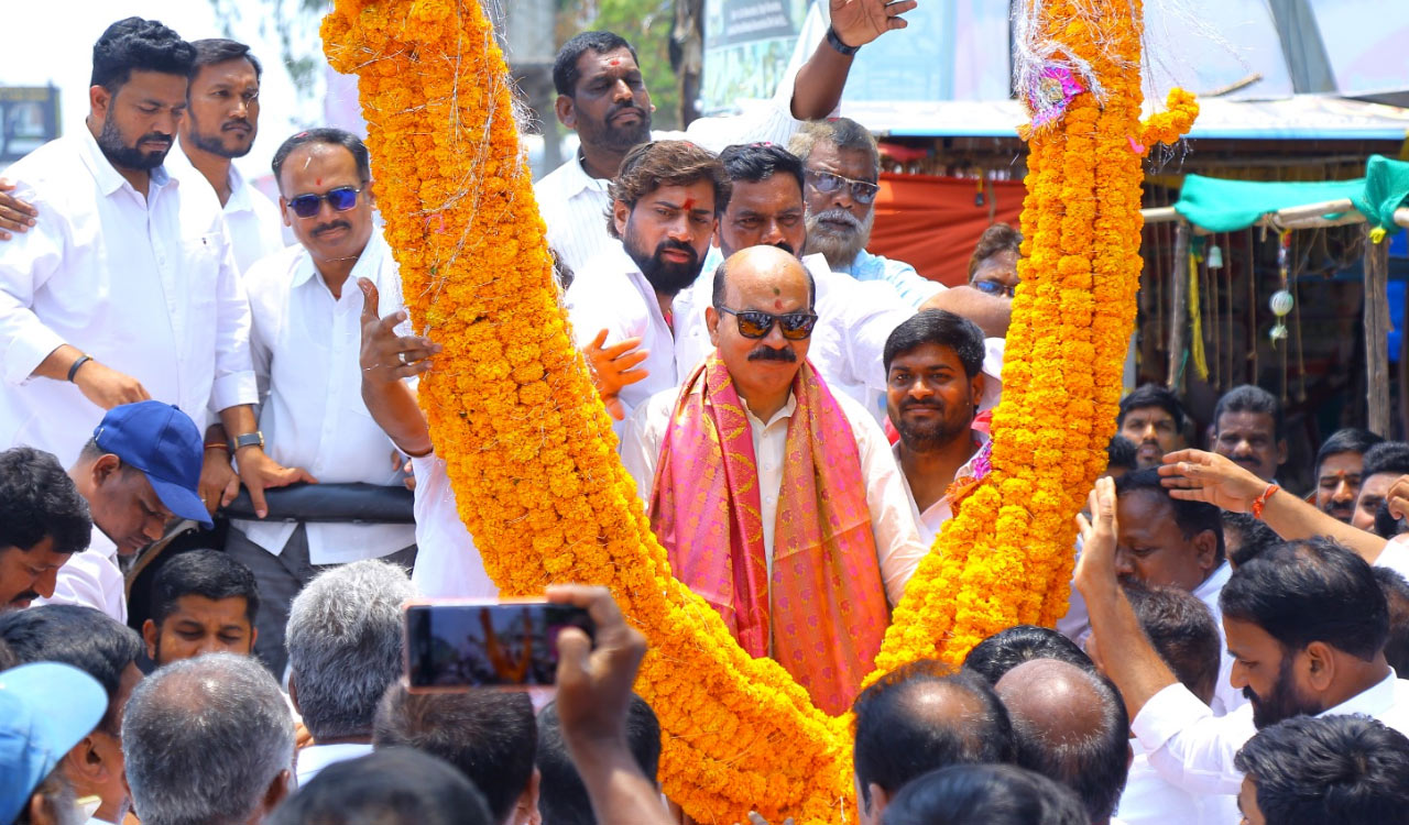 Grand birthday celebrations for Sangareddy MLA Chintha Prabhakar