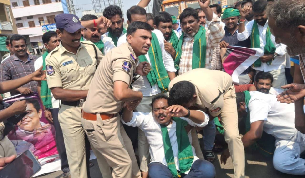 BRS stages protest opposing new paddy procurement norms in Choppadandi