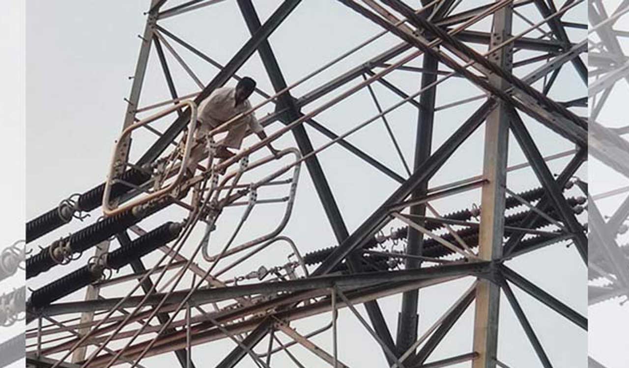 Hyderabad: Man climbs electricity tower in Motinagar alleging police ignored complaint