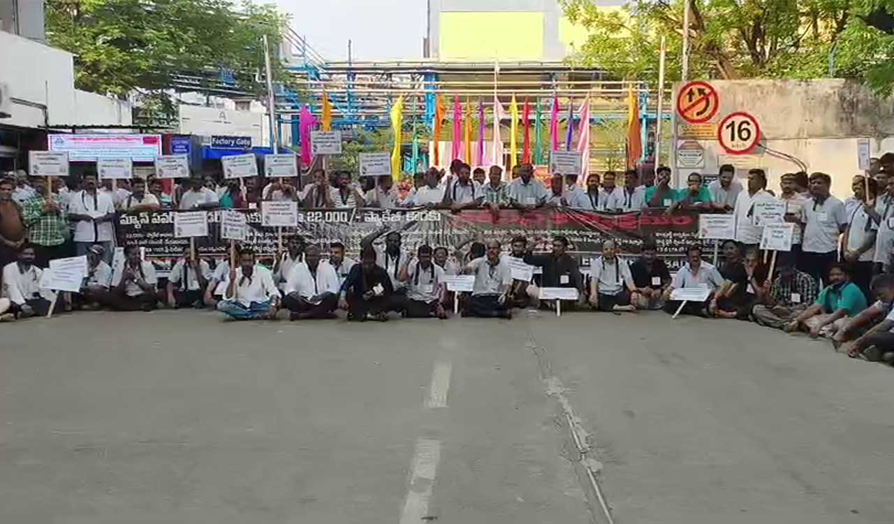 ITC workers stage protest in support of their demands at Sarapaka in Kothagudem
