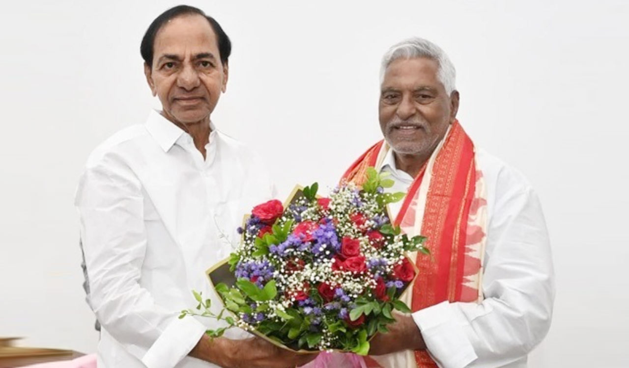 Jeevan Reddy meets KCR, gets grand welcome at Erravelli