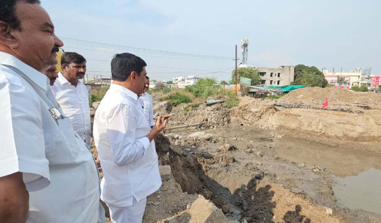 BRS alleges deliberate road block to disrupt KCR rally in Jagtial