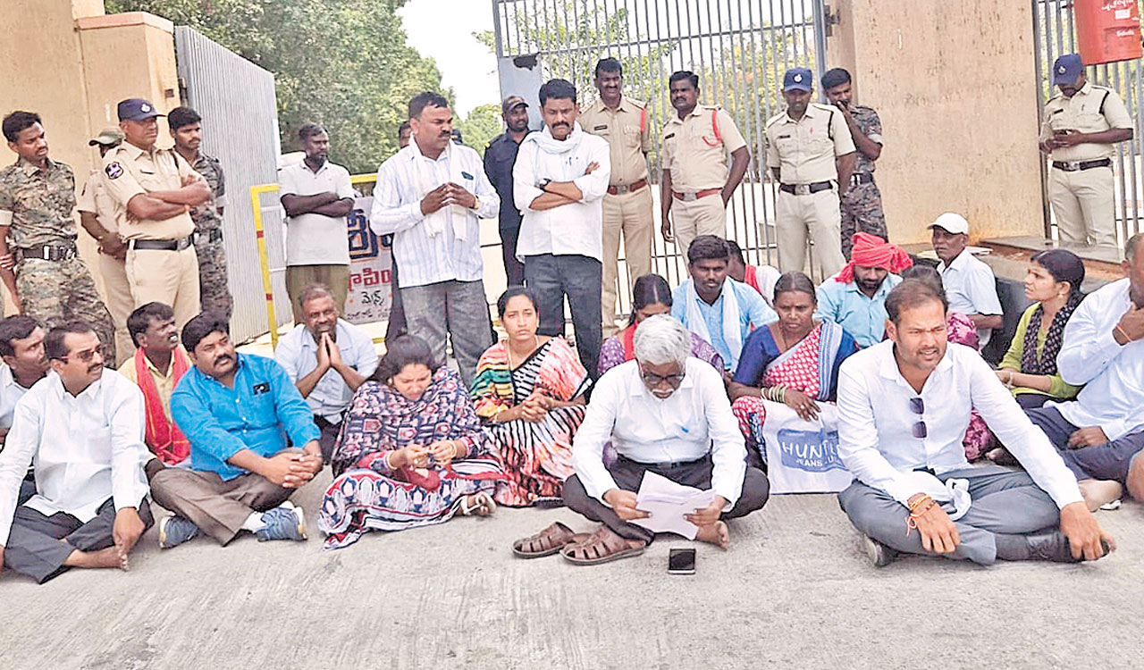 Eviction of women’s kiosks sparks protest at Jangaon Collectorate