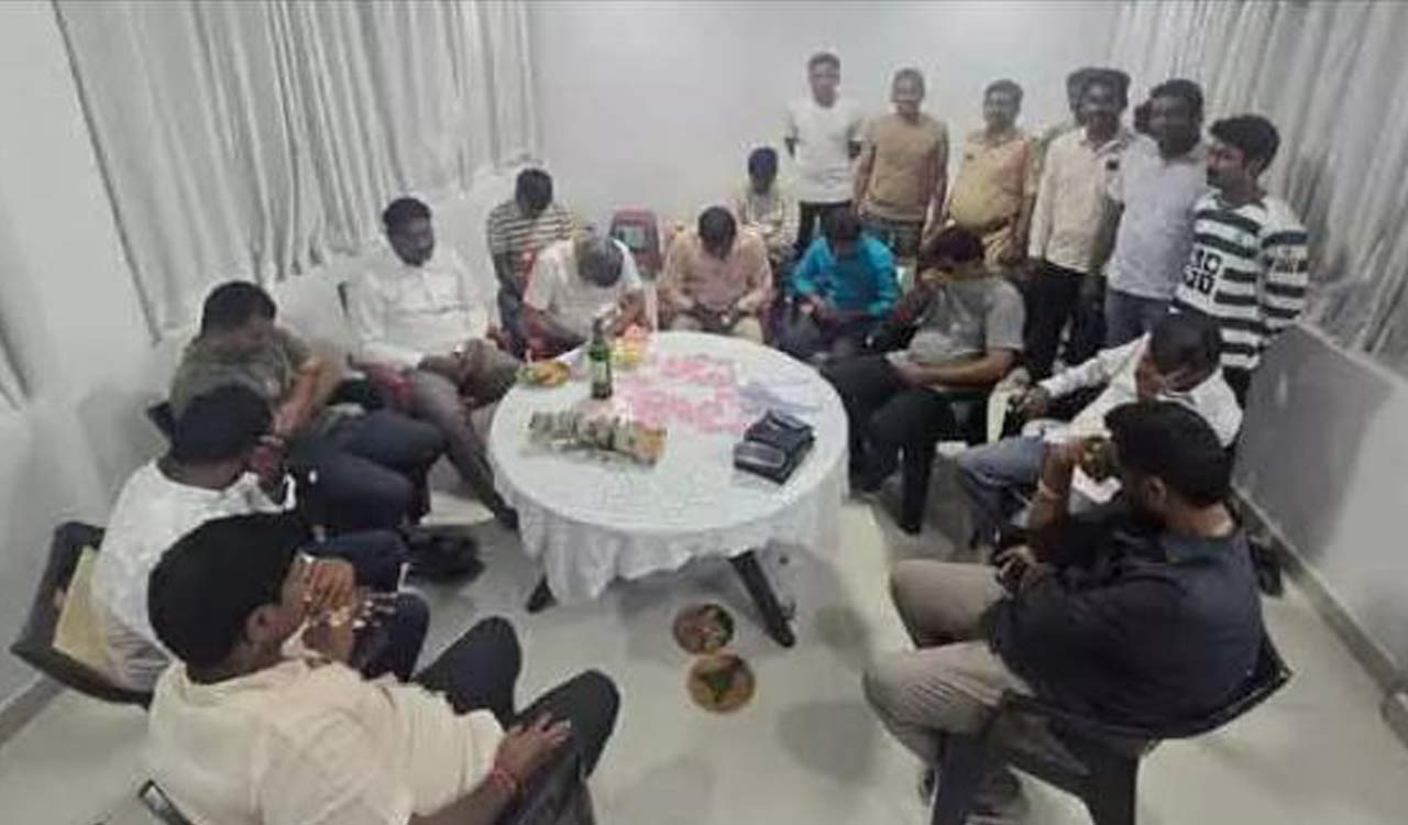 Karimnagar police raid gambling centre, 17 arrested