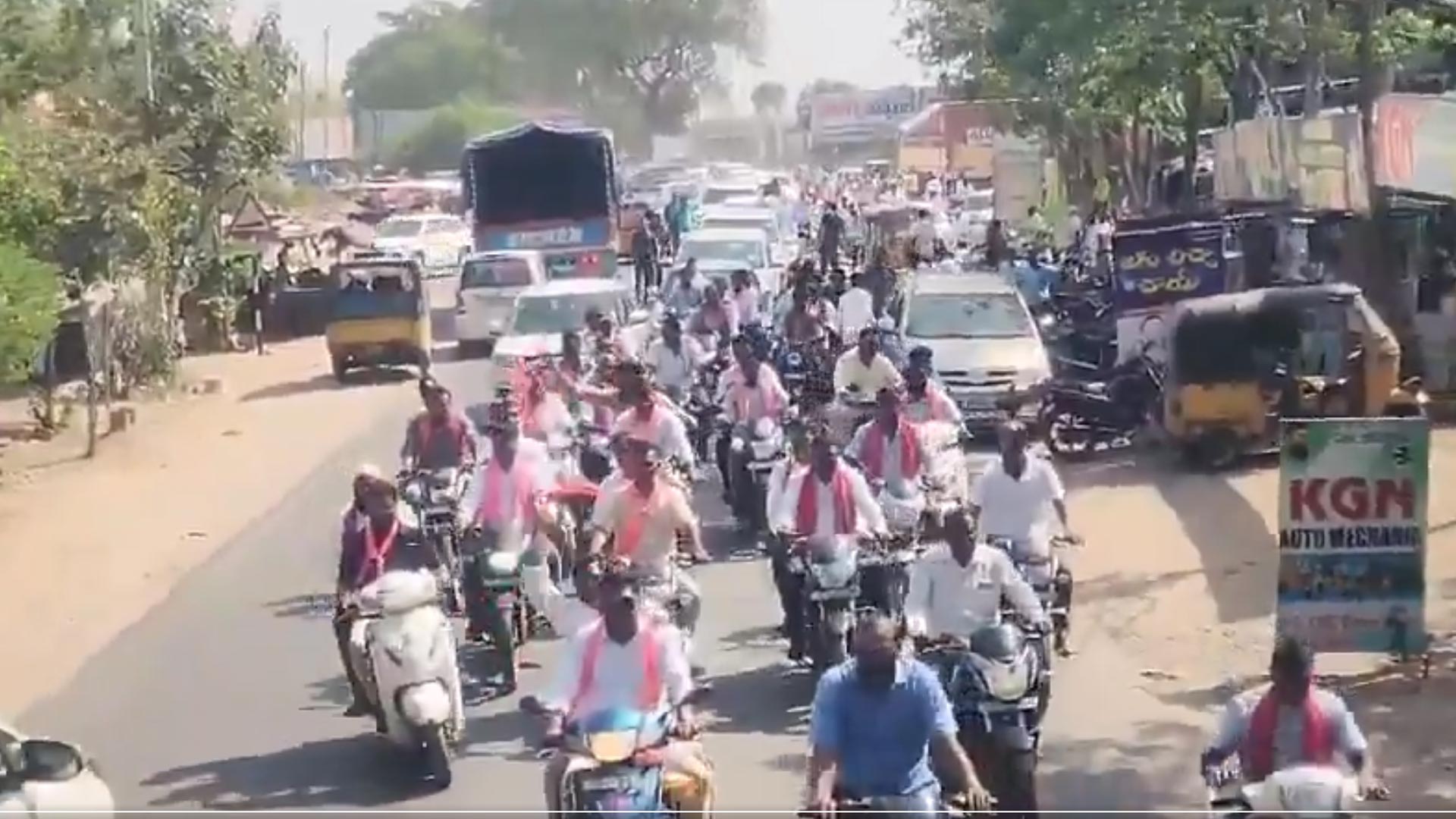 KTR receives grand welcome in Karimnagar during Jagtial visit