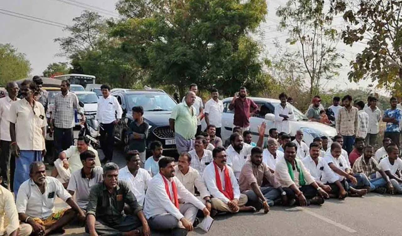Delay in paddy procurement irks farmers in Khammam, farmers stage protest in Jangaon