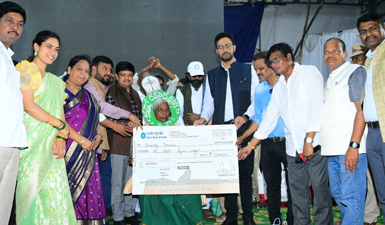 Forest department honours Vanajeevi Ramaiah biopic production team in Khammam