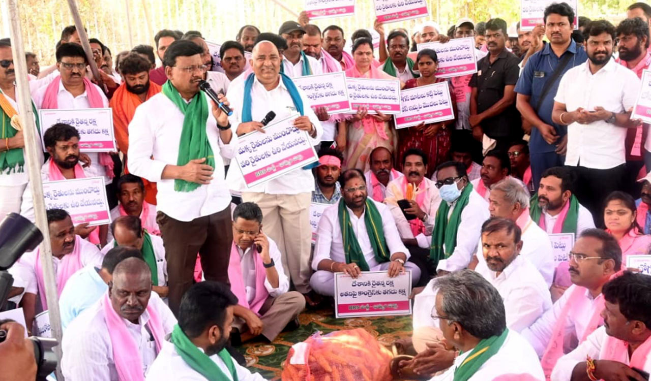 BRS stages Maha Dharna at Khammam collectorate over farmers’ issues