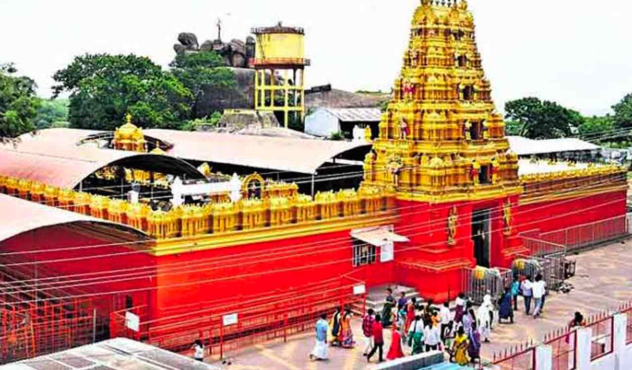 Pandal collapse in Kondagattu, devotees injured