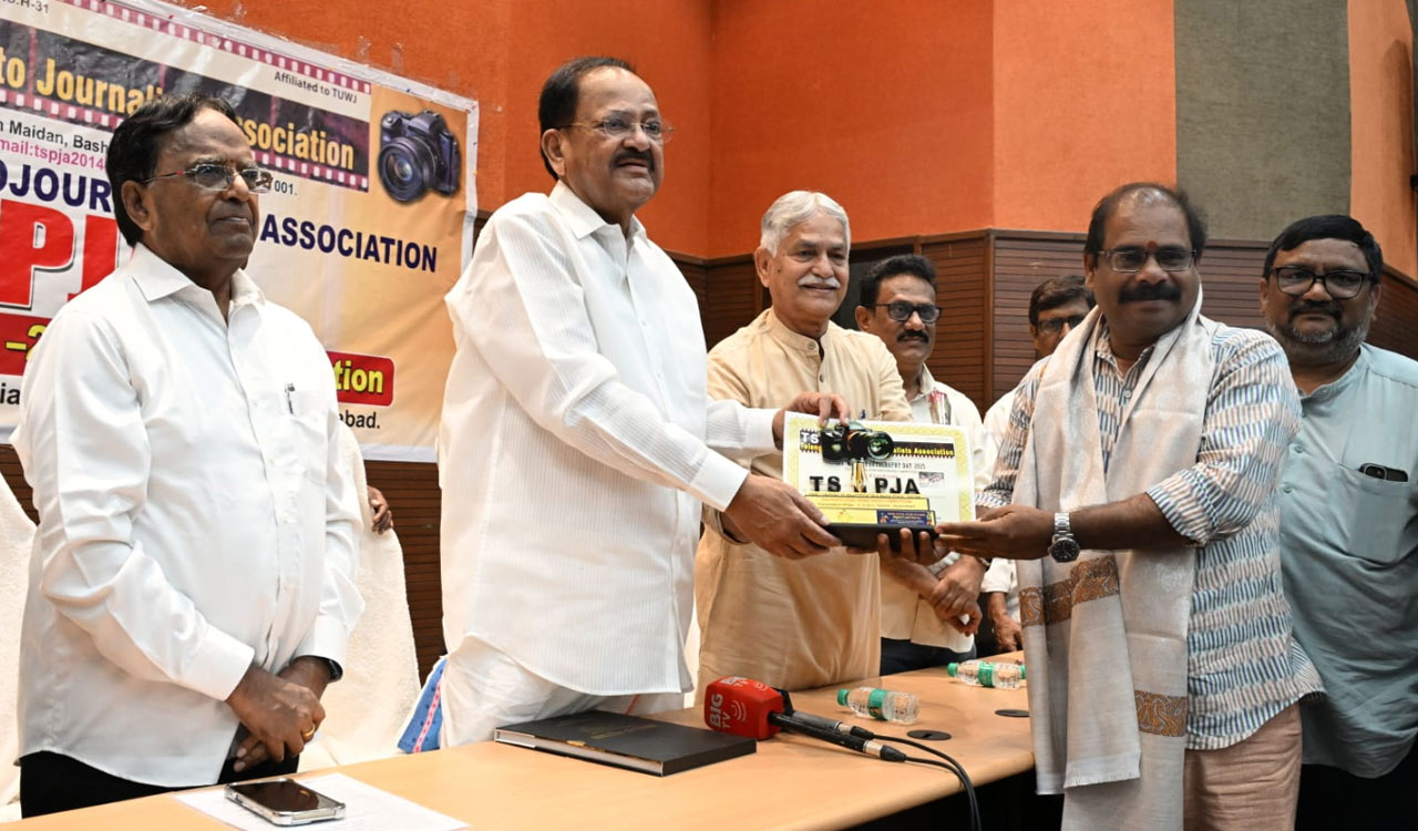 ‘Namasthe Telangana’ lensmen honoured at 23rd Photojournalist Awards in Hyderabad