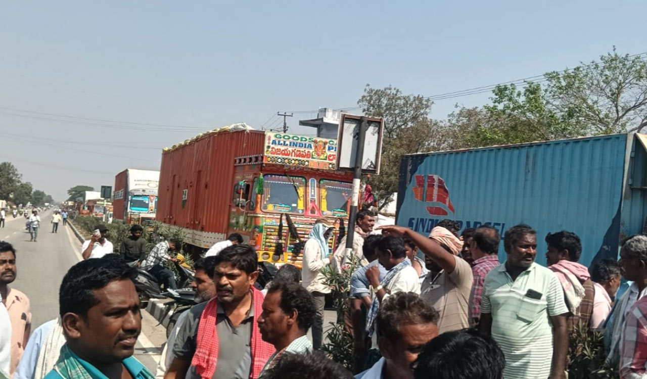Video: Farmers block Narketpally road over poor prices for fine rice