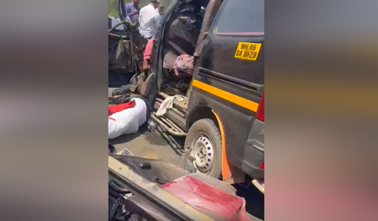 Mumbai: Nine killed, two critical as car collides with truck in Kalyan