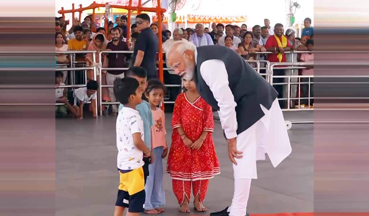 PM Modi offers prayers at Shri Kashi Vishwanath Temple