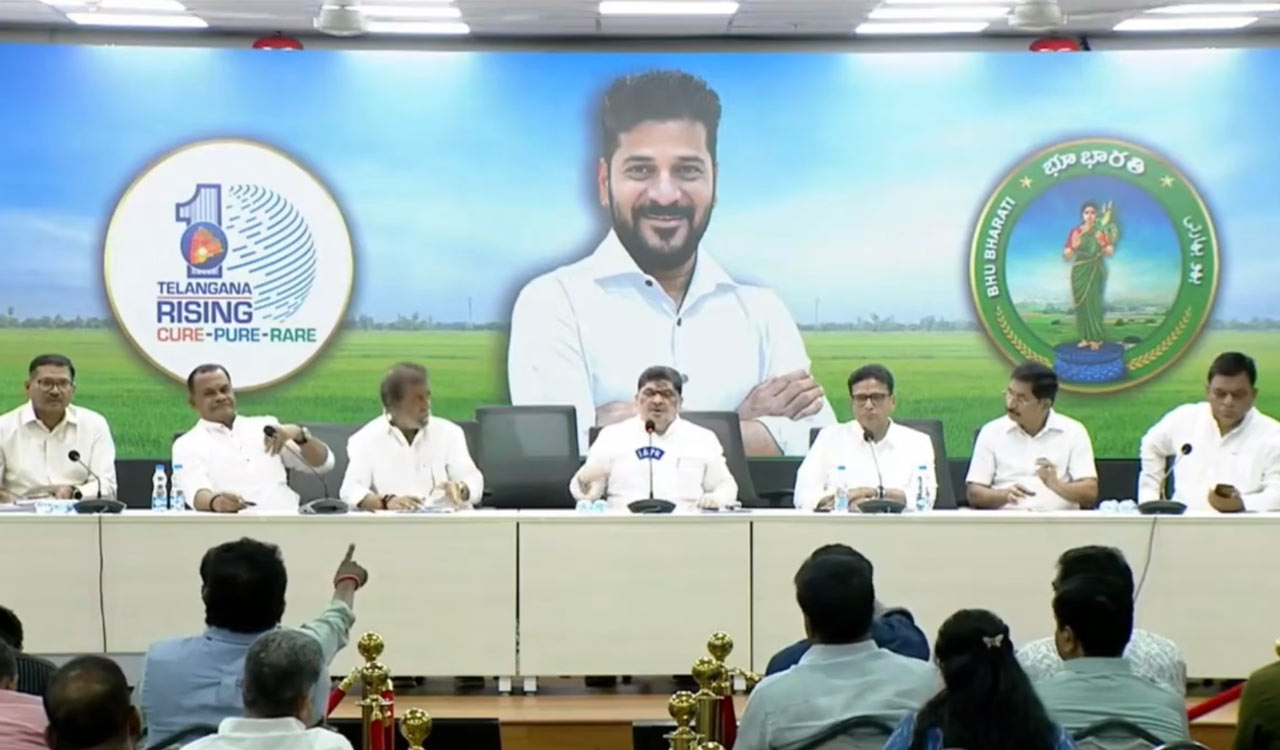 Telangana ministers urge TGSRTC staff to end strike, promise talks