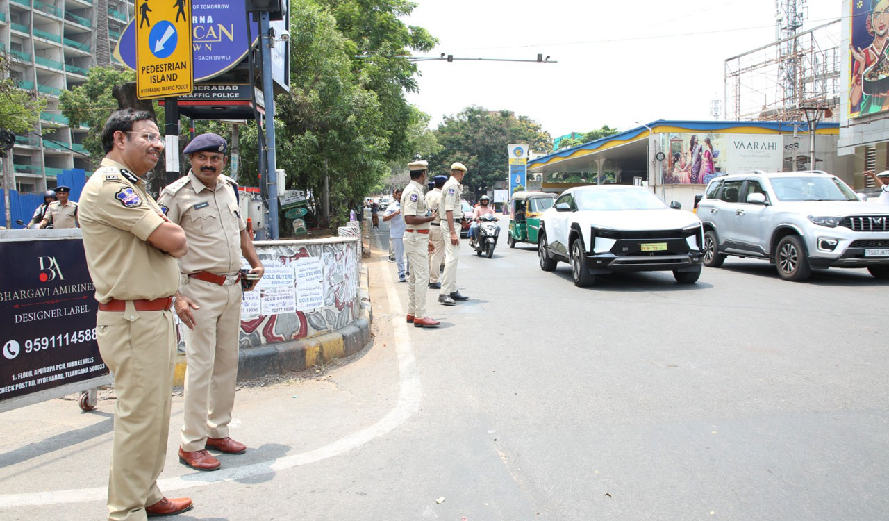 VC Sajjanar inspects one-way traffic trial near KBR Park