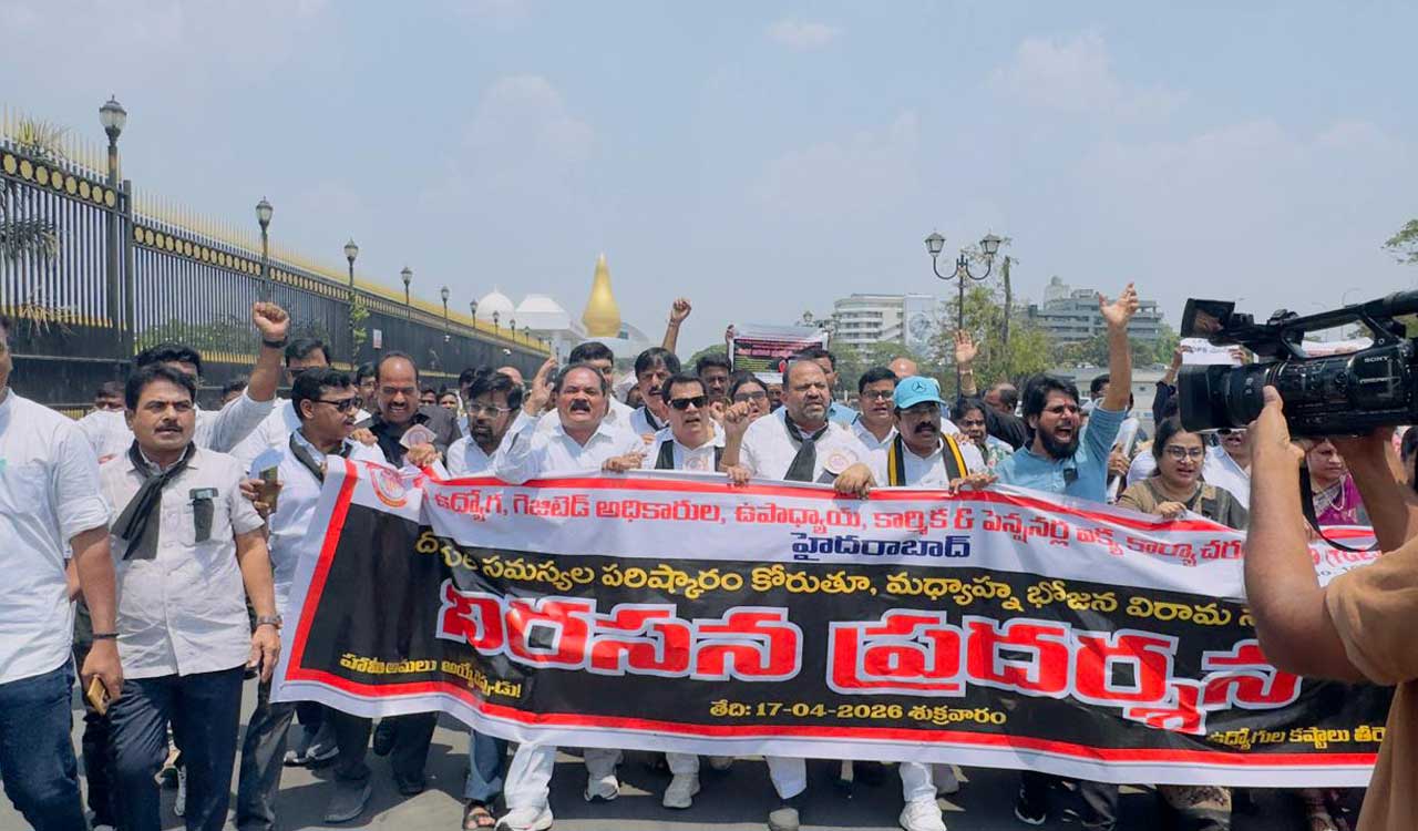 Telangana employees stage lunch-hour protests, press for PRC, pension dues