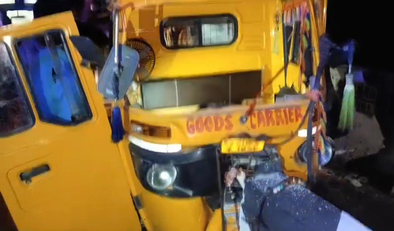 Two died, three injured as auto hit culvert on NH-65 in Sangareddy