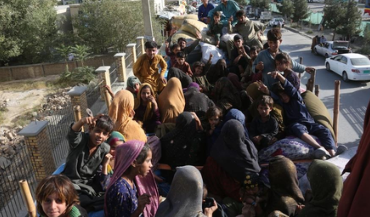 Over 6,000 Afghan refugees return home in a single day