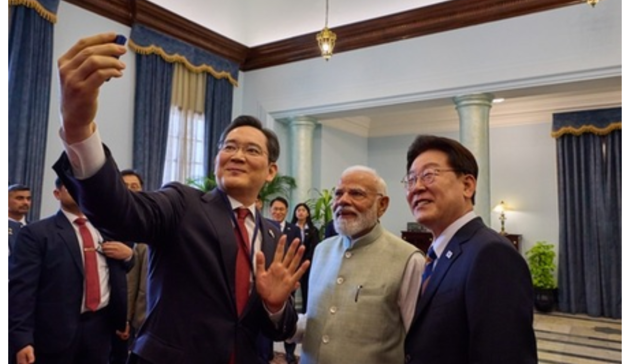 Samsung chief clicks selfie with Modi, S. Korean President at Noida