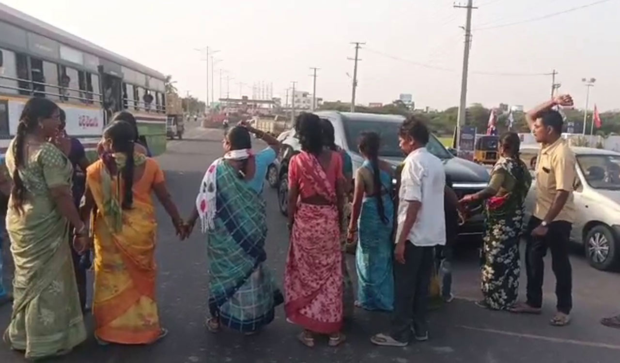 21-year-old woman’s death sparks protest in Warangal; Family suspect gang-rape