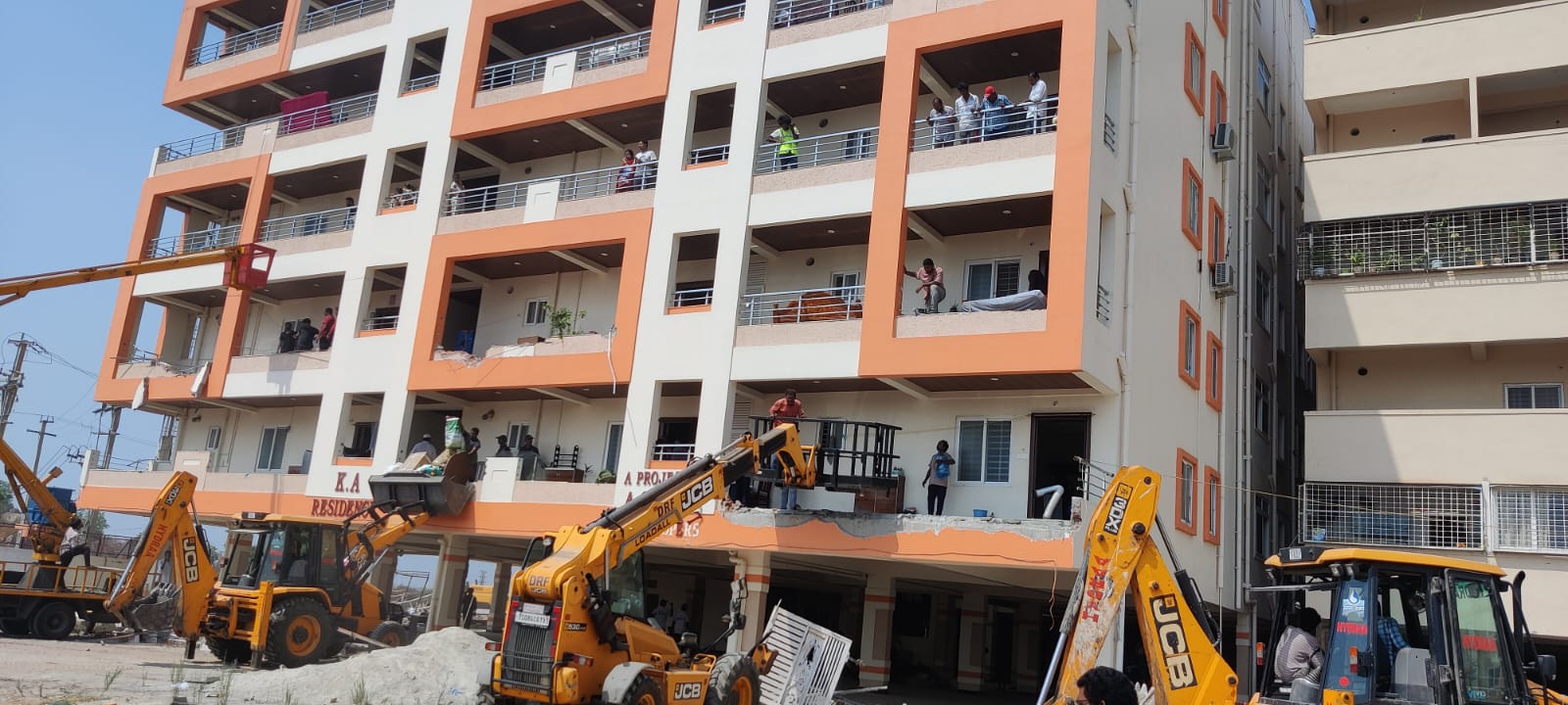 HYDRAA mobilises forces to take up massive demolitions in Ameenpur