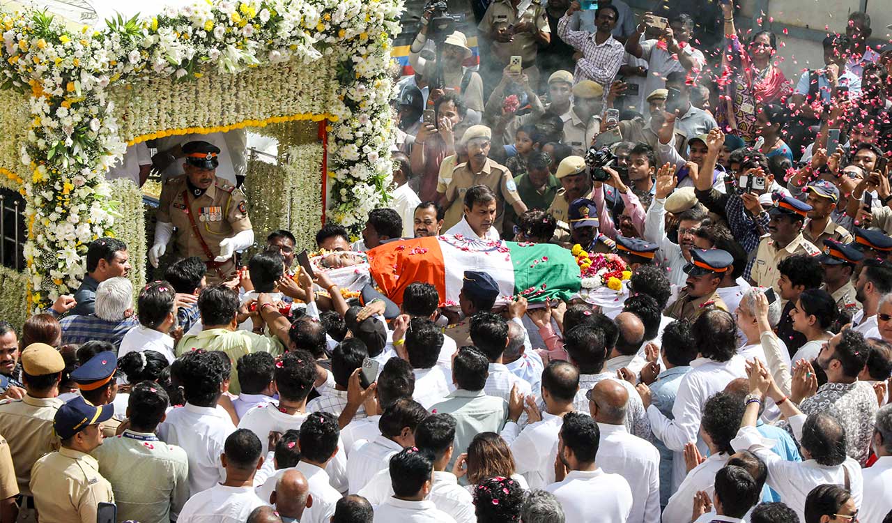 Sayonara, Asha Tai: Legendary singer cremated with full State honours at Mumbai’s Shivaji Park