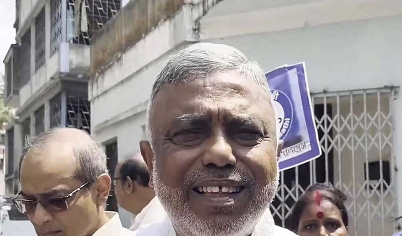 I-T raids premises linked to TMC MLA and Mamata proposer ahead of polls