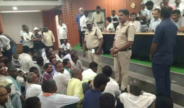 Farmers stage protest during Prajavani in Bhupalpally seeking payment of paddy bonus