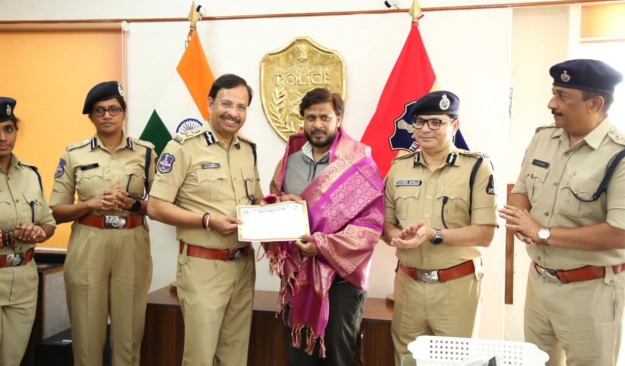 Hyderabad man rescues kidnapped girl, honoured by police