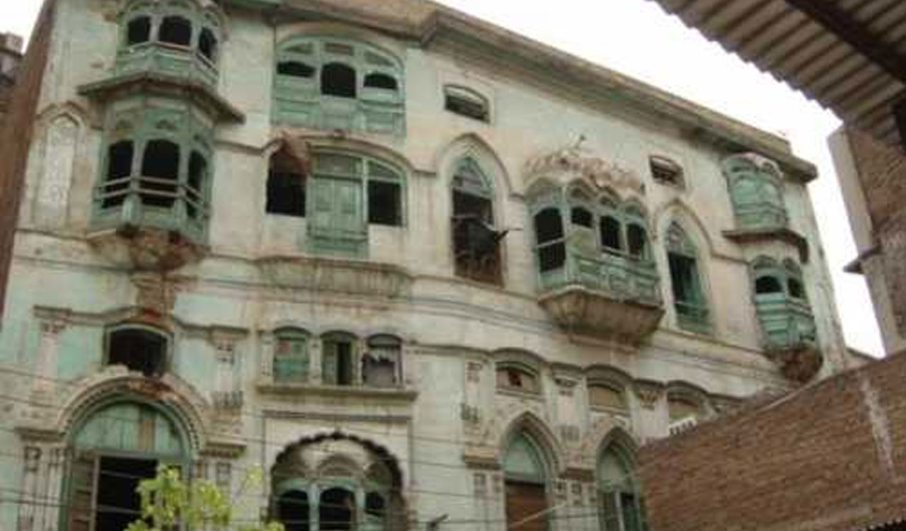 Raj Kapoor’s Kapoor Haveli in Peshawar damaged after rains and tremors