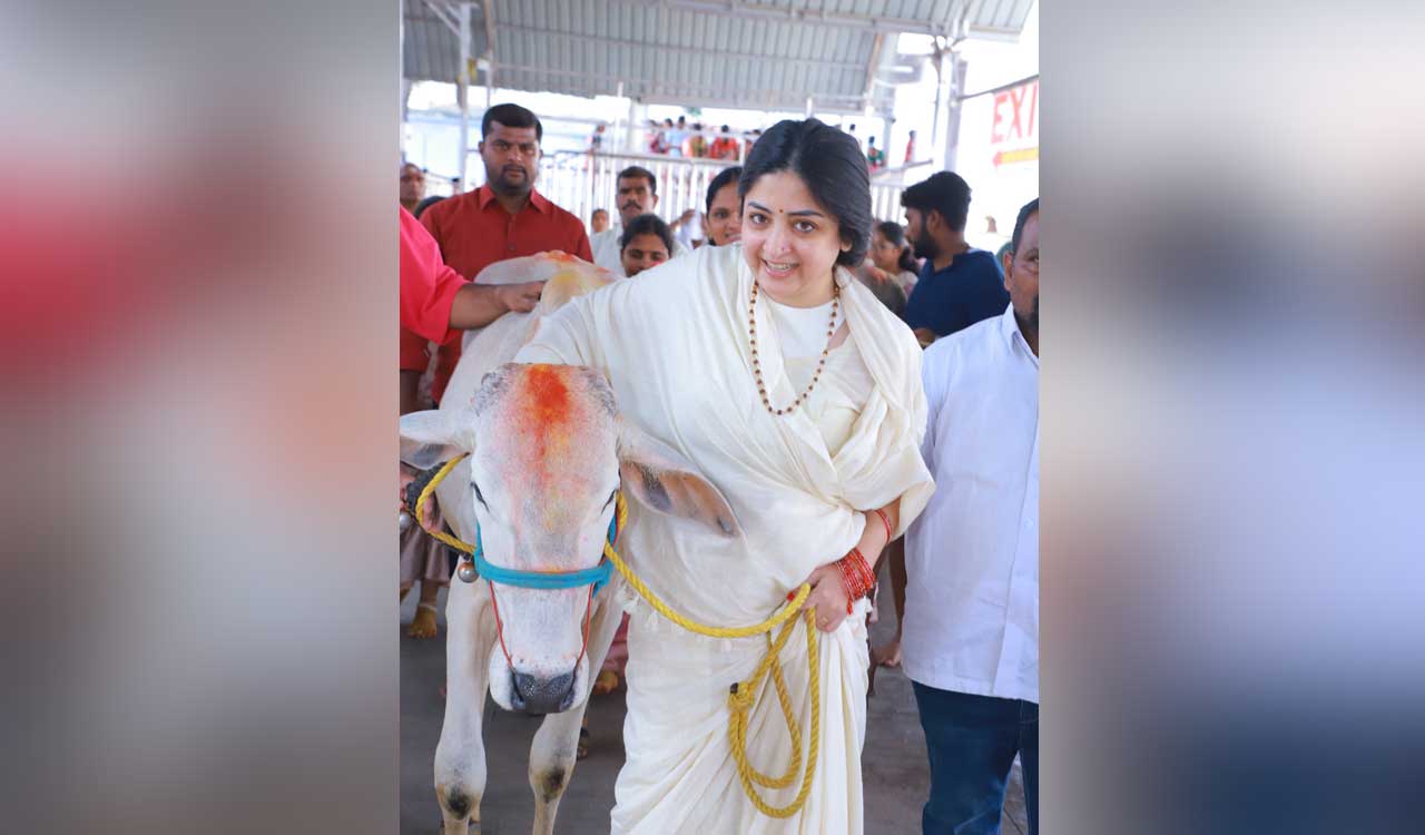 Actress Poonam Kaur performs poojas at Vemulawada temple