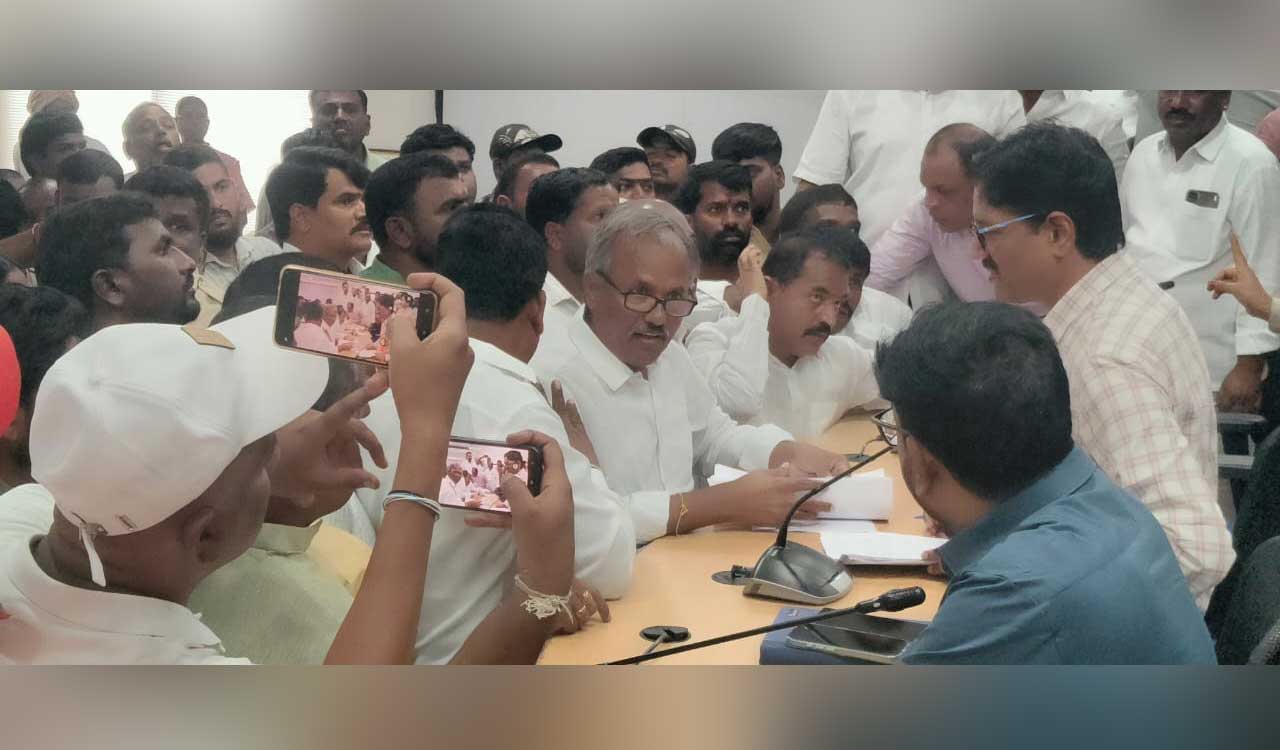 Tension prevails at Prajavani programme in Yadadri Bhongir