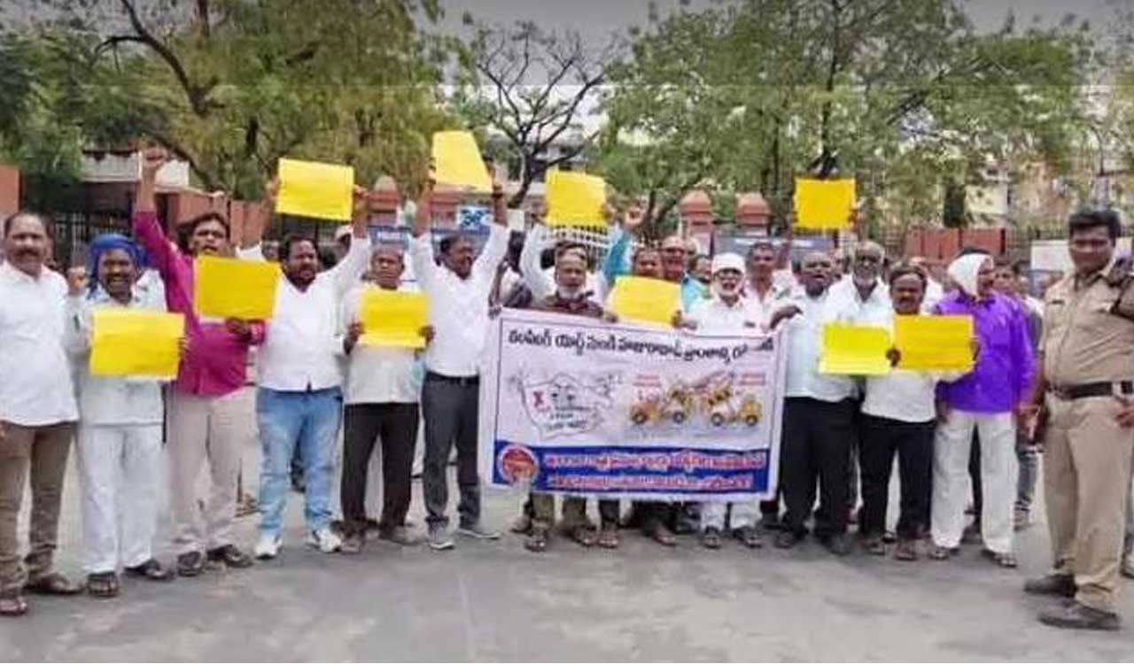 Huzurabad residents protest against dumping yard near Sirsapalli