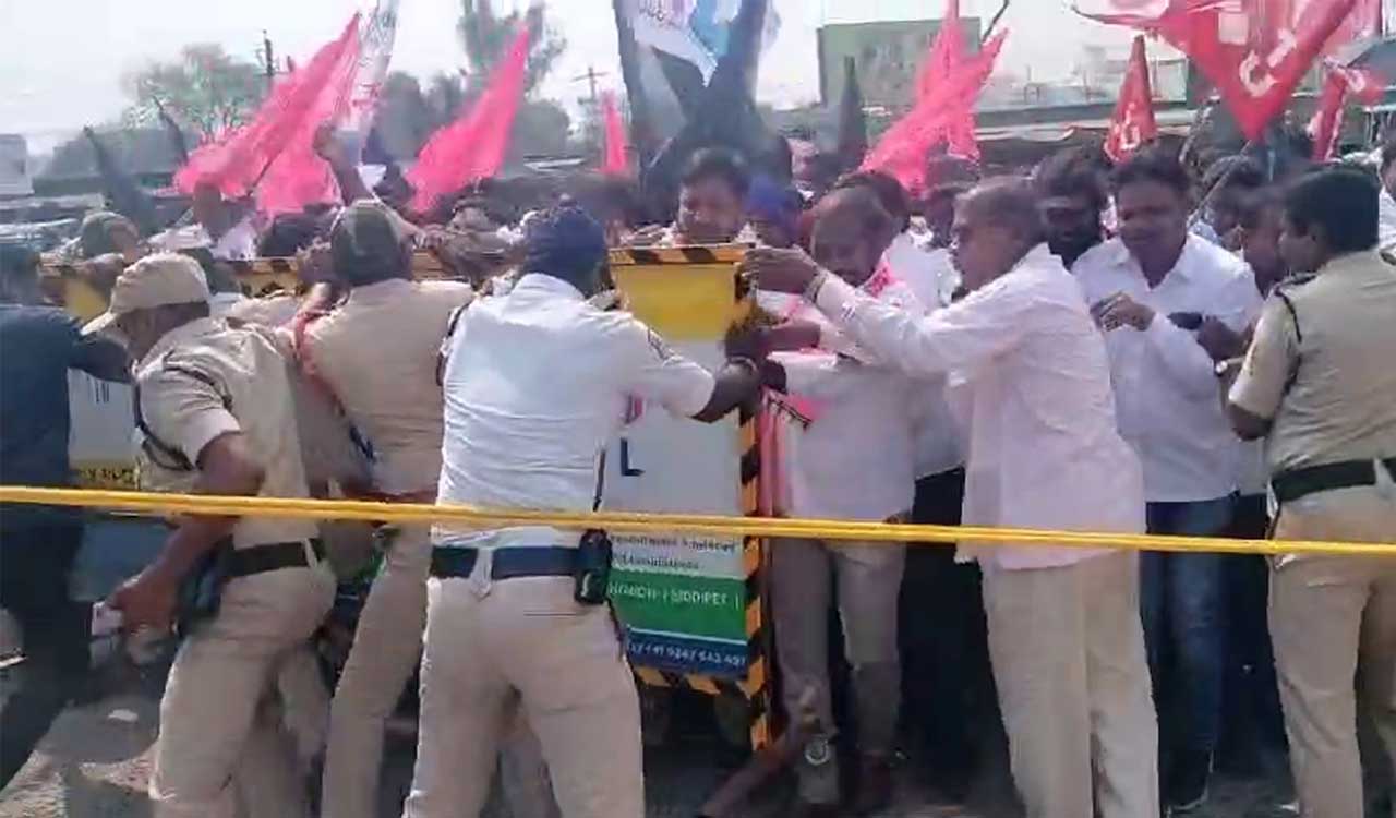 Tension prevailed as RTC unions, BRS leaders staged a massive dharna at Jangaon RTC depot