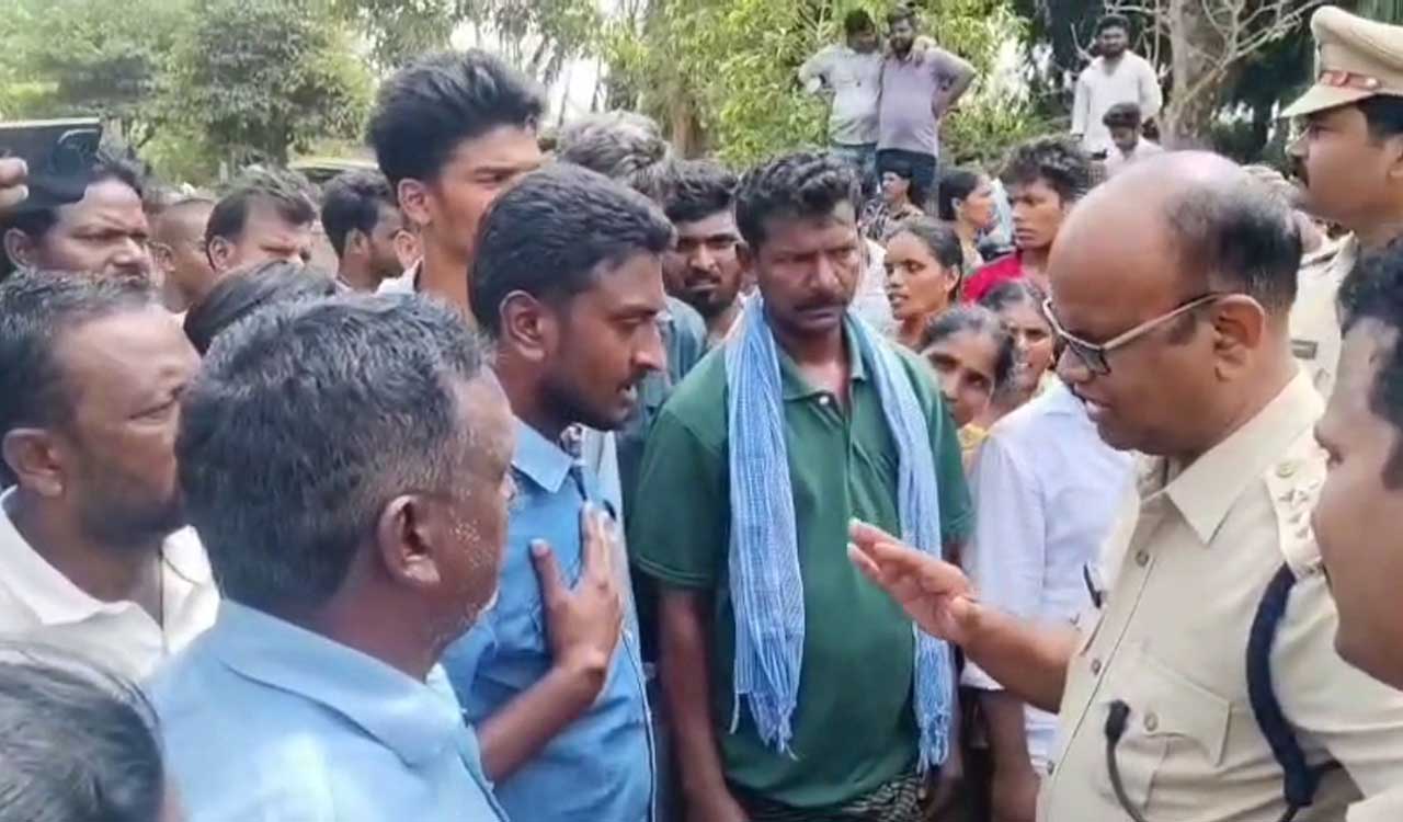Villagers stage protest at Dammapet police station, alleging assault by SI