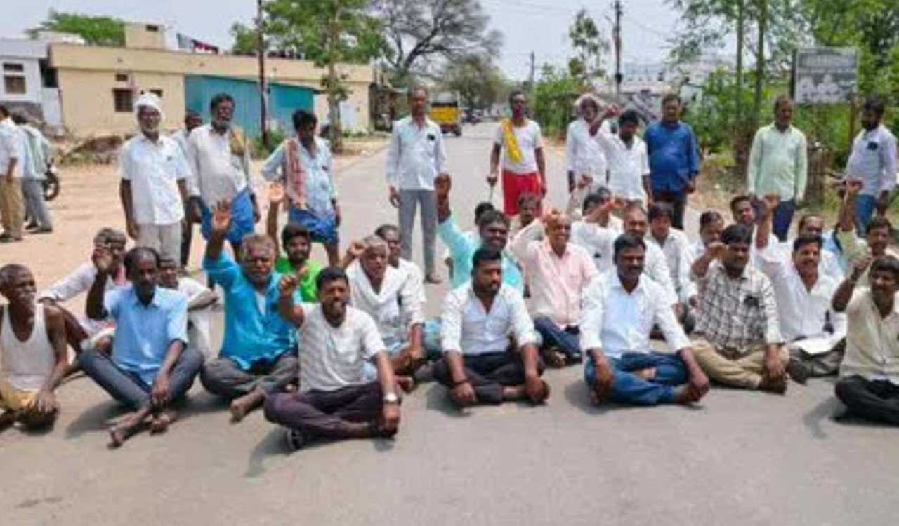 Unseasonal rains damage crops, farmers stage rasta-roko in Chegunta