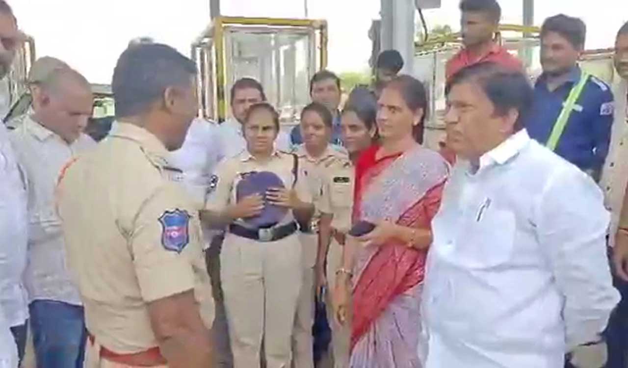 Police detain BRS leaders proceeding to Narsampet to pay homage to RTC driver Shanker Goud
