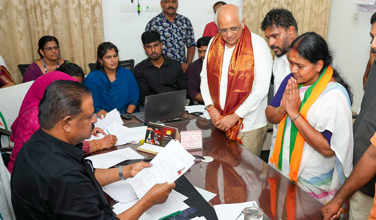 Cash and saree row rocks Palakkad ahead of polling