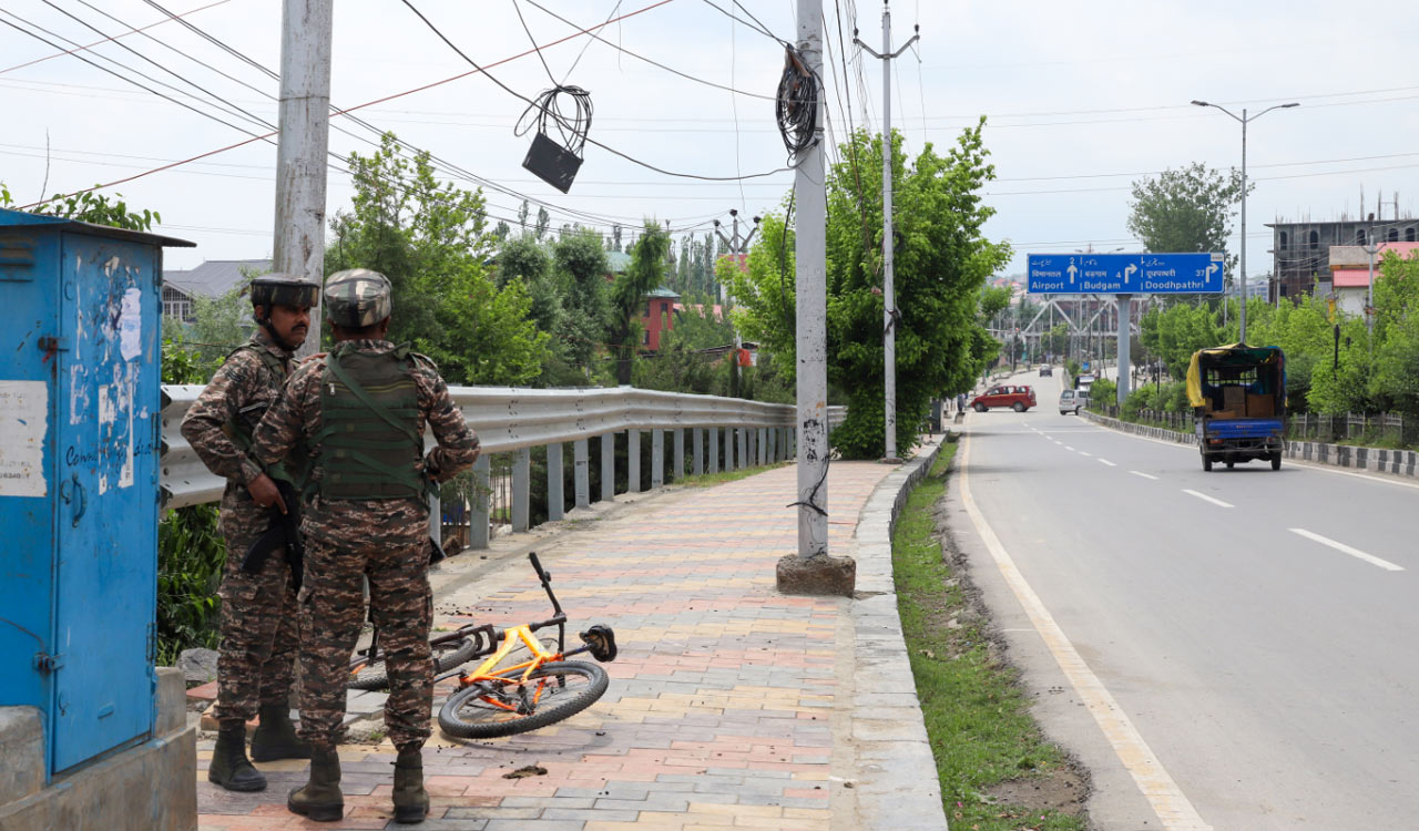 Two US tourists questioned at Srinagar airport for carrying satellite phone